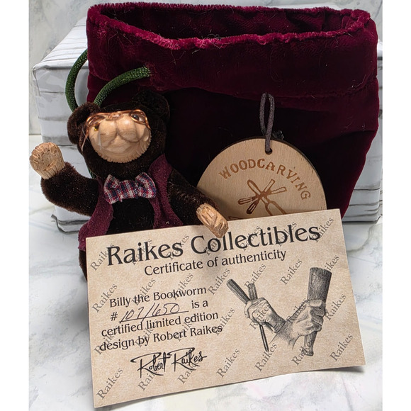 Robert Raikes 'Billy the Bookworm', Wee Itty Bitty Woodcarved Bear w/COA/Bag/Tag - Picture 1 of 13